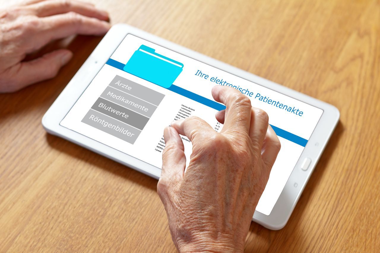 Seniorin betrachtet ihre elektronische Patientenakte auf einem Tablet, das wichtige Gesundheitsinformationen anzeigt.