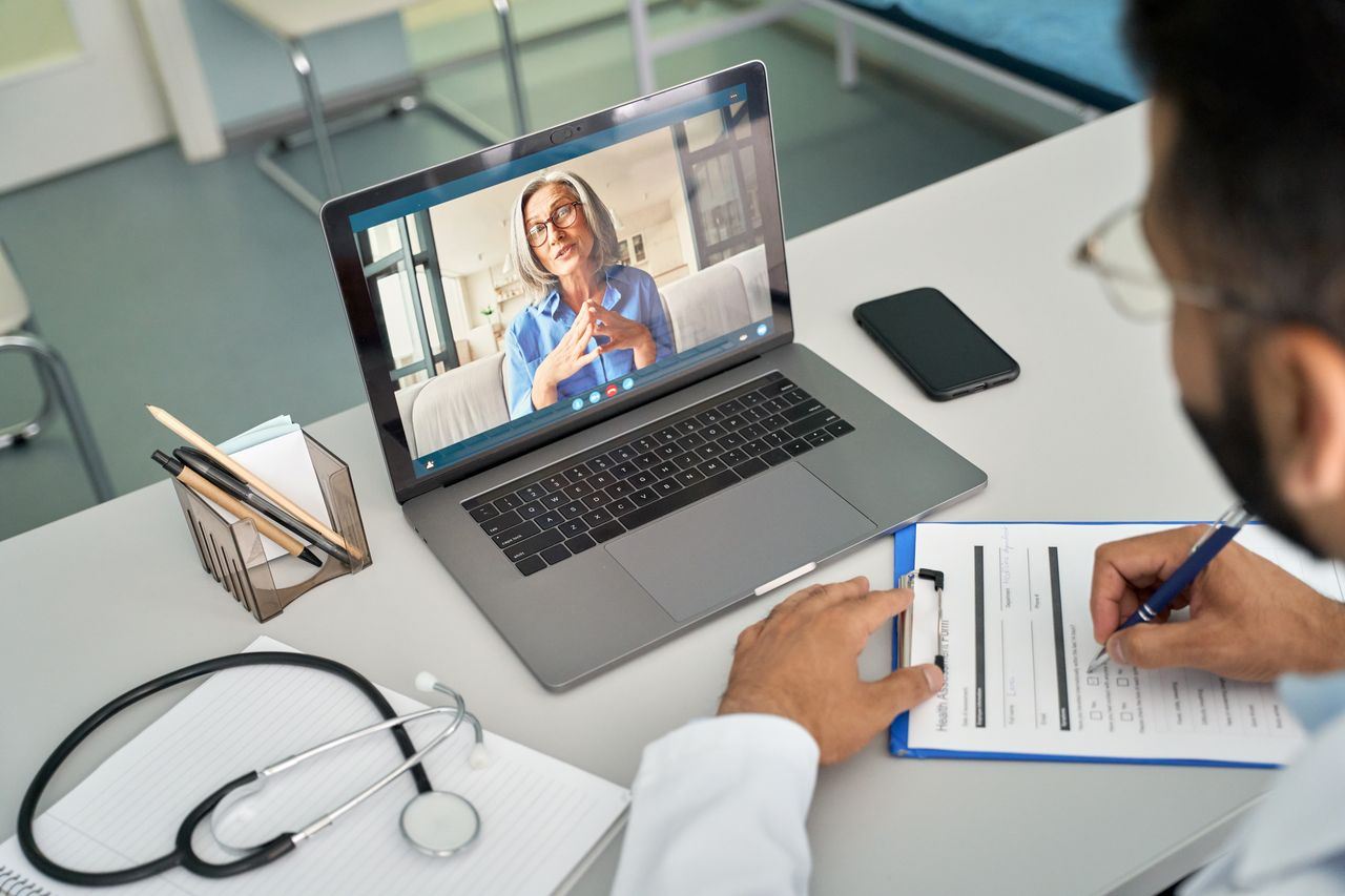 Telemedizin-Sitzung: Arzt führt über Laptop eine Patientenkonsultation durch.